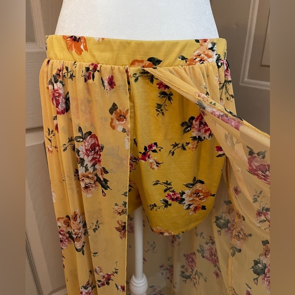 No Boundries yellow floral pull on skort in Jr size XL (15-17). - Picture 2 of 8